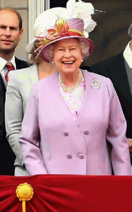 Самые лучшие наряды Королевы