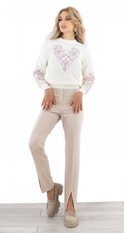 Свитер с вышивкой