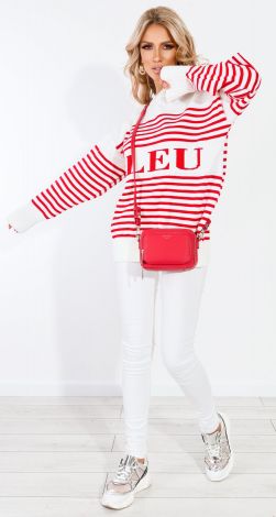 Модный свитер в полоску