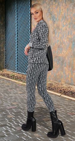 Теплий в'язаний костюм