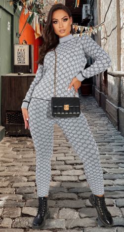 Теплий в'язаний костюм