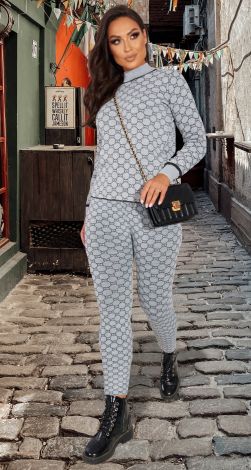 Теплий в'язаний костюм