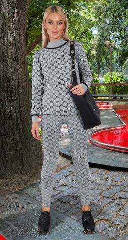 Теплий в'язаний костюм