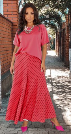 Спідниця в смужку й трикотажна футболка