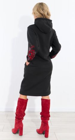 Теплое платье с  вышивкой