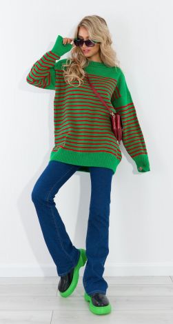 Стильный свитер в полоску