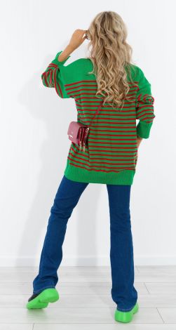 Стильный свитер в полоску