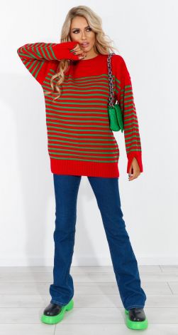 Стильный свитер в полоску