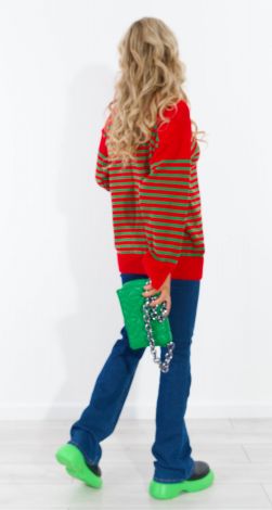 Стильный свитер в полоску