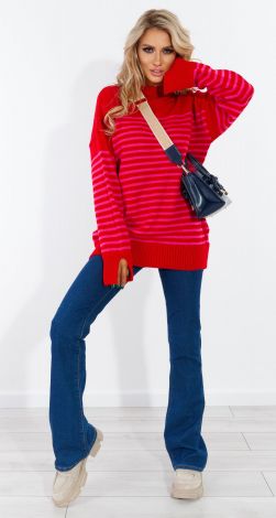 Стильный свитер в полоску