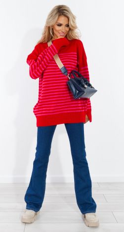 Стильный свитер в полоску