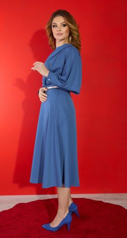 Красивий костюм зі спідницею