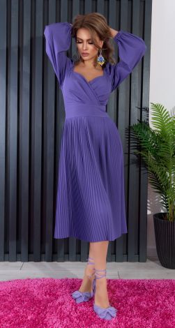 Dress pleated with a beautiful neckline
