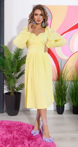 Платье плиссе с красивым декольте