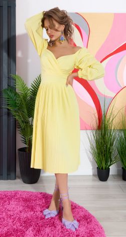 Платье плиссе с красивым декольте