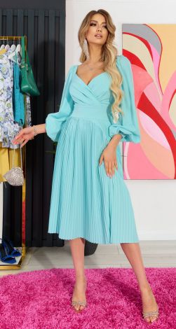 Платье плиссе с красивым декольте