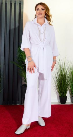 Білий брючний костюм