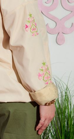 Стильная ветровка с вышивкой