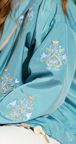 Стильная ветровка с вышивкой