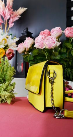 Модний жовтий клатч