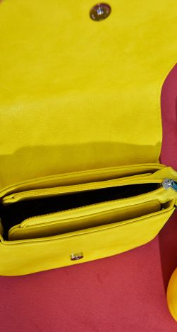 Красива сумочка модної форми