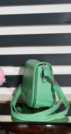 Красива сумочка модної форми