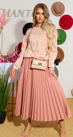 Стильный свитер с ласточками