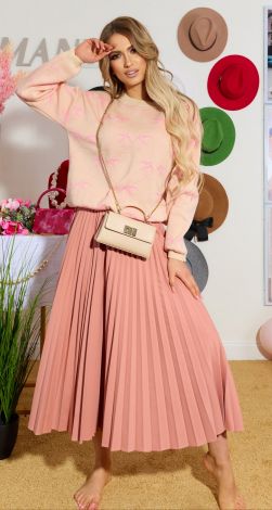 Стильный свитер с ласточками