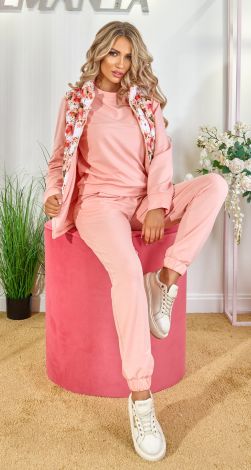 Костюмы женские