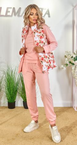 Костюмы женские