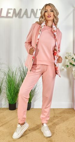 Костюмы женские