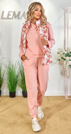 Костюмы женские