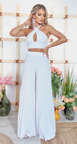 Костюмы женские