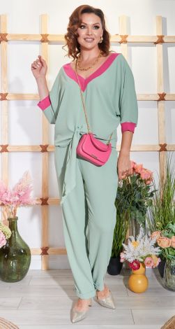 Костюмы женские