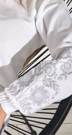 Свитер с красивой вышивкой