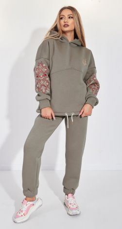 Тёплый костюм с украинской вышивкой