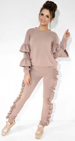 Эффектный бежевый костюм