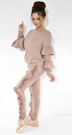 Эффектный бежевый костюм