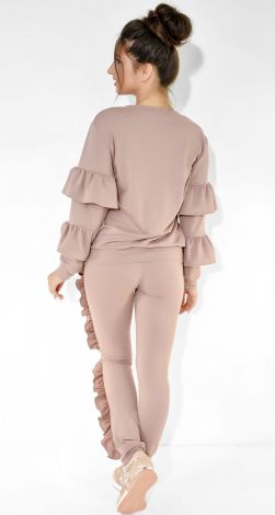 Костюмы женские