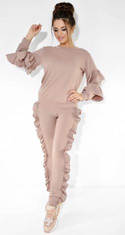 Эффектный бежевый костюм