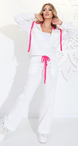 Костюмы женские