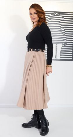 Бежева спідниця з цікавим кроєм