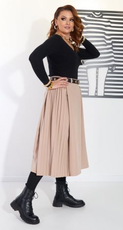 Бежева спідниця з цікавим кроєм