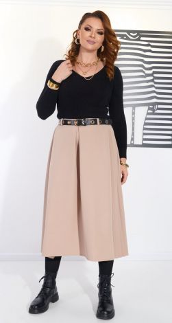 Бежева спідниця з цікавим кроєм