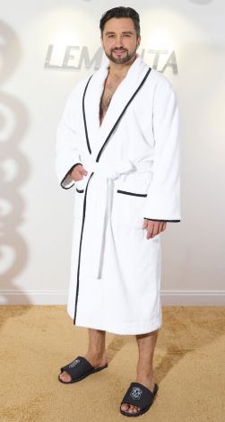 Мужской махровый халат с кантами полезный подарок