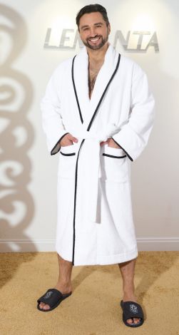 Мужской махровый халат с кантами полезный подарок