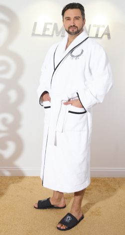 Мужской махровый халат с вышивкой и кантами полезный подарок