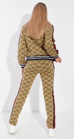 Костюмы женские