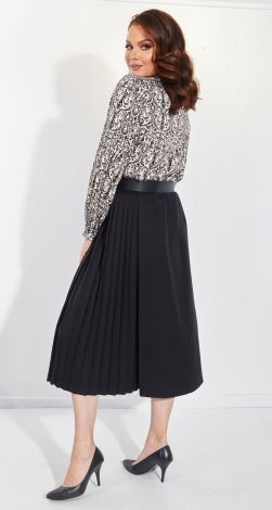 Чорна спідниця з цікавим кроєм