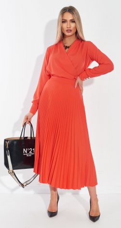 Костюмы женские